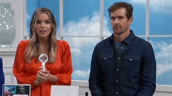 Cody And Sasha Struggle To Stay Just Friends This Holiday Season